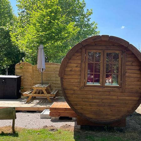 Tonneau Herbergement Insolite Au Camping Des Nieres Ebreuil ภายนอก รูปภาพ