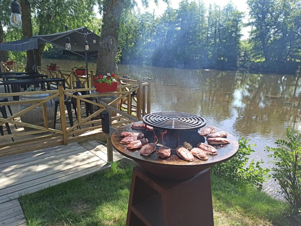 Tonneau Herbergement Insolite Au Camping Des Nieres Ebreuil ภายนอก รูปภาพ