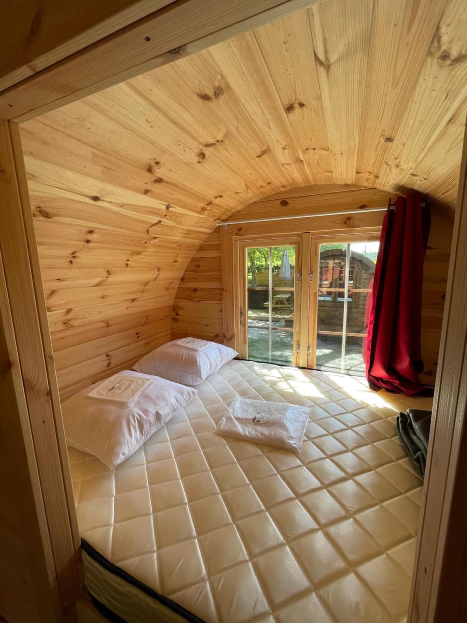 Tonneau Herbergement Insolite Au Camping Des Nieres Ebreuil ภายนอก รูปภาพ